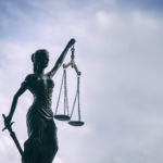 Mecenas to prawnik, jakiego zadaniem jest doradztwo wskazówek z przepisów prawnych.